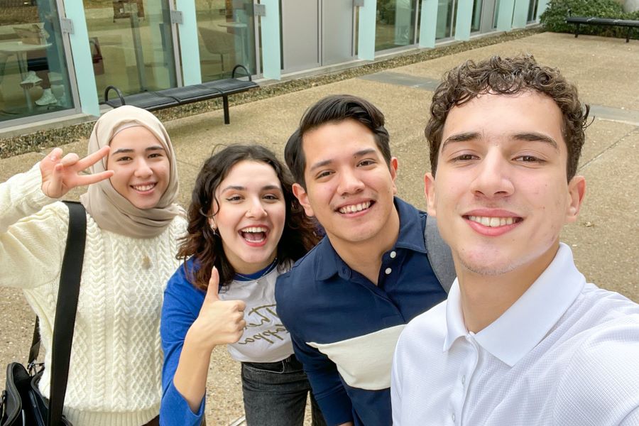 Students take a selfie at Richland campus